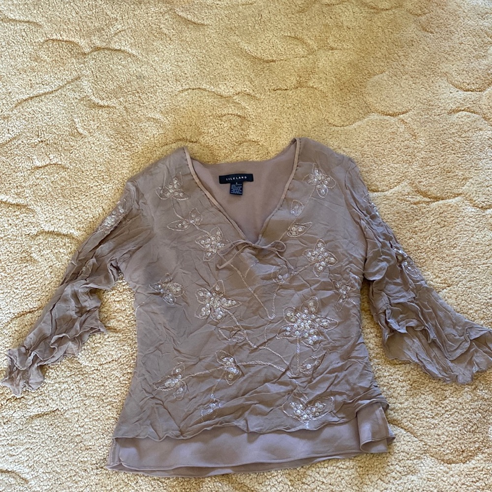 Silkland women’s size small color tan blouse with flower details